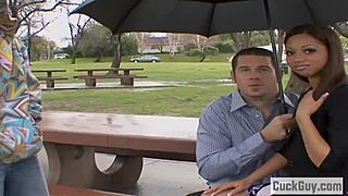 Лузер муж смотрит как жена берет черный хуй глубоко