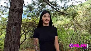 Pénzt kínáltak a szexi lánynak az erdőben gyors szórakozásért - Salome Gil