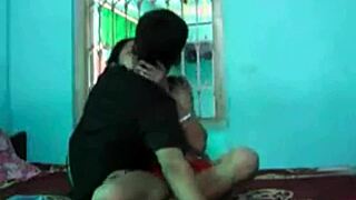 भारतीय क्यूट भाभी देवर के साथ घर पर गर्म मजा करती है