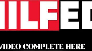 Γιατί με πληρώνει η θετή μαμά να τρυπήσω την σφιχτή πούτσα της;