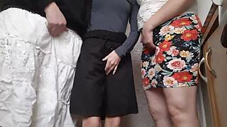 헤이, 그녀의 주방 스커트 아래 6번 오르가즘 보고 싶어?