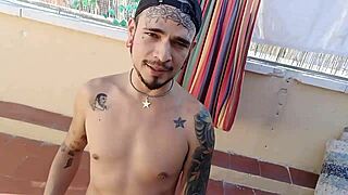 Dos twinks calientes me follan duro en mi terraza como pros totales. ¡La mejor experiencia!