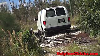 Auto-stoppeuse aux petits seins attachée et facialisée après une pipe