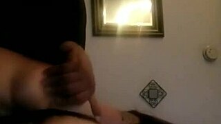 Isteri amatur ambil zakar hitam besar dalam aksi liar.