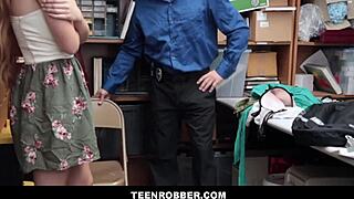 Είδες την αδύνατη ξανθιά κλέφτρα Alyce Anderson να ψάχνεται και να γαμάται από τον αξιωματικό πρόληψης απωλειών;