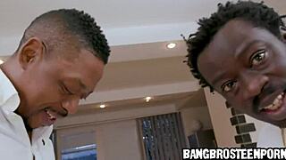 Gadis Kecil Berambut Perang Hisap Dua Zakar Hitam Besar