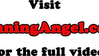 Glam pornostjerner dykker ned i vild lesbisk trekant handling