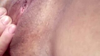 沉迷自慰 - 小奶业余独奏在第11部分达到高潮