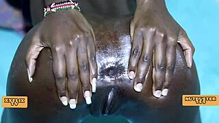 Анал ложечкой в тугую жопу с мощной кончей