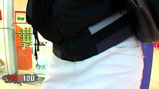 Blondi teini himoitsee hardcore toimintaa tšekin vessassa voyeur