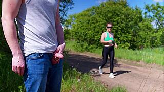 L'exhibitionniste tombe sur un inconnu sportif et devient coquine avec jeu de pieds