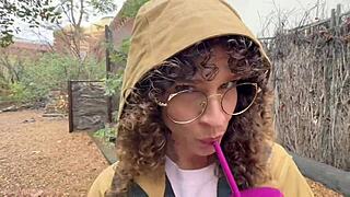 Мачеха трахает друга пасынка на еврейской экскурсии в уличном POV