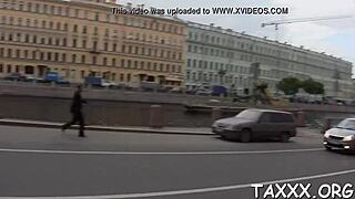 Yo, la 18+ si fa sfondare dall'agente in camera