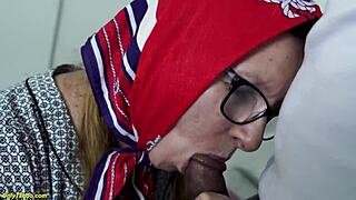 جدة شهوانة تأخذ زب الكهربائي الأسود الكبير في مؤخرتها الضيقة