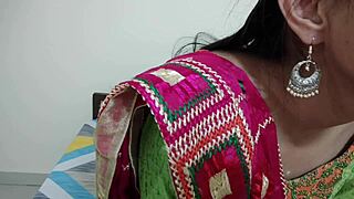 Индийска стъпмайка косматата путка жадува тийнейджър 18+ догистайл екшън