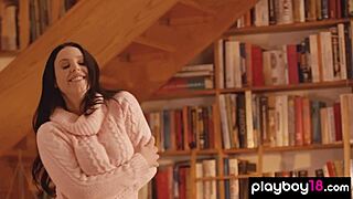 와우! 플레이보이18 컴 - 안젤라 화이트, 거대한 자연 젖 자랑