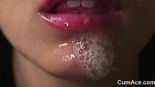 Szexi bomba vesz hatalmas arcra lövést és lenyel minden cseppet