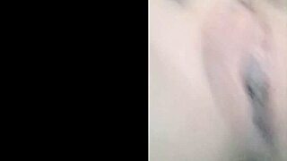 中国美女独自手淫，渴望你的目光