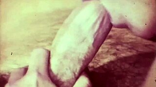 Винтажная соседка изменяет бойфренду в ретро сцене