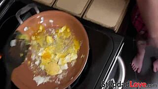 年轻的18+宝贝和闺蜜分享继父的大鸡巴！