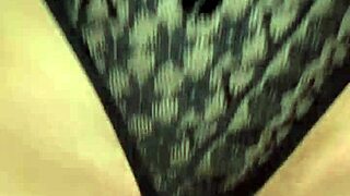 Ich ziehe meinem Liebhaber mit dem Mund ein Kondom über und reite einen Bullen besser als meinen Mann, so eine Schlampe bin ich