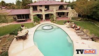 Pasangan swinger telanjang pelan-pelan di aksi kelompok liar.