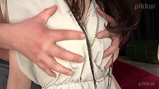 Olizování kundičky štíhlé dívky v horkém japonském akci