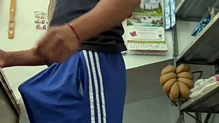 Млада 18+ мексиканка се мастурбира в супермаркета