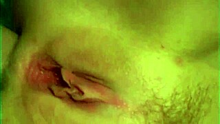 Hej, chcesz zobaczyć, jak ta dziewczyna dostaje podwójnie penetrację mocno? Jej życzenie się spełnia!