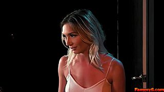 Najstnici Chloe in Lily se poglobita v lezbično igro s pičkami