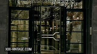 Винтажная сессия минета переходит в дикий секс с похотливой брюнеткой-соседкой