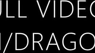 Curierul îi dă o futai pe față unei blonde mature ruse cu tatuaje.