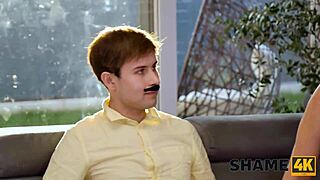 Brytyjska cougar uwodzi ogoloną cipką w gorących pończochach