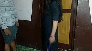 抓到女佣弯腰，只能后入她！