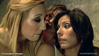 О боже! Домина лесбийка анално чука две перверзни мацки силно!