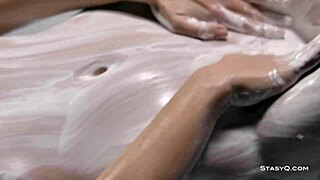 Stasyq美女们光秃剃毛的阴部在热辣裸体合辑中