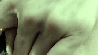 女友在出租车里自慰，她发给我这个热视频！