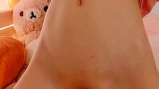 สาวเอเชียตัวเล็กขี่โด่ยใหญ่และเสร็จแรง