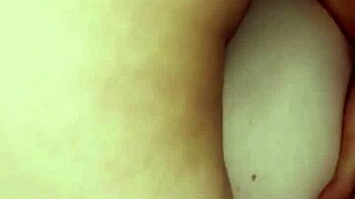 Рыжая девчонка позволяет парню кончить внутрь её тугой задницы