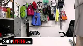 Έι, θέλεις να δεις σε τιμωρία σεξ πώς αυτή η κακιά κοπέλα πιάστηκε να κλέβει;