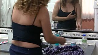 Wow! Špehujem svoju 58-ročnú ženu v kúpeľni. Skrytá kamera zachytáva každý detail!