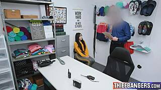 Κλέφτης λυγισμένη για σκυλίσια έρευνα σώματος από τον φύλακα