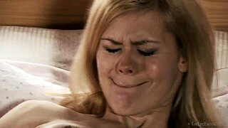 ブロンドのデルフィーヌ 小さい18+ボディでソロオナニー