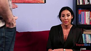 Cfnm milf v nogavicah gleda fanta, ki se sam zadovoljuje