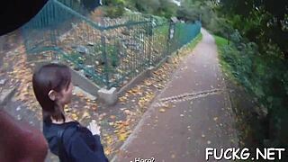 Pilonnage brutal en caméra cachée ! Petite 18+ prend une pipe hardcore dans des images secrètes