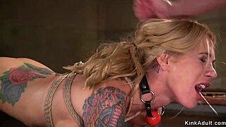 Reporter aux gros seins, tu veux me voir me faire baiser fort dans un jeu BDSM ?