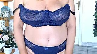 Heiße Oma Mariaold schüttelt riesige Titten