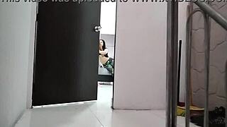 Πιάστηκε η θετή αδερφή μου να γαμάει τον φίλο της στο δωμάτιό της, το ηχογράφησα για να μου κάνει το ίδιο αργότερα μέρος 1