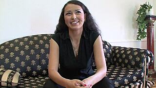 Младата жена изневерява на мъжа си в табу каубойска сцена