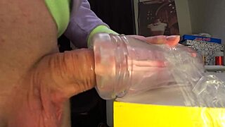 爆炸射精淹没紧致橡胶阴道，怪物鸡巴行动